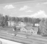 Foto över basutställningar på museets tredje plan.