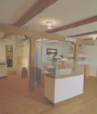 Foto över basutställning på museets tredje plan.