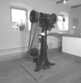 Foto över på museets förstaplan. Utställningen är sommarutställningen Rosebud Sioux 1991.  SÖDERLUND Christina, bild 8  BIRGEWRSSON Birgitta, bild 9.