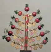 Fotografierna har använts för framtagning av julkort vid mitten av 1990-talet. Julträdet är nytillverkat efter förlaga från Vessige.