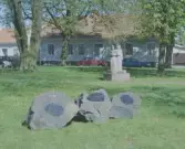 S:t Laurentiiparken och Konfirmanderna av Eric Nilsson samt  till Sculptura 97 Svarta fönster av Rudolf Schäfer.