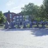 De levandes cirkel, av den franske skulptören Eric Therét, till utställningen Sculptura 97, 1997.  Sten stolarna var då placerad på Rådhustorget.