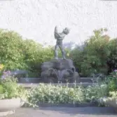 Laxbrunnen även kallad Lax-Kalle av skulptören  Bernard Andersson (1898-1983). Donation av trädgårdsmästare C. Eskilsson.