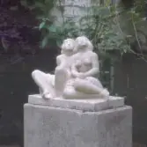 Solbadande flickor av skulptören Thorwald Alef, 1956.