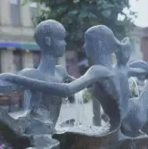 Stig Blombergs fontänskulptur Salami och Zulamith i brons kunde placeras på torget 1965 tack vare en donation av Anna Tjäderberg.