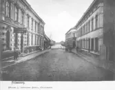 På affärsskylt kan man läsa Bosättnings-Magasin, Lampor