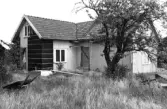 Fastigheten riven sep. 1992. Nästa fastighet, se bild 9 (den med vita eternitplattor utmed gatan, Borret 6) riven april-maj 2004.