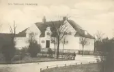 Ur Harrys historia: För nya badhuset gavs bygglov 1914. Sparbanken hade 1912 anslagit 45000 kronor för ett nytt badhus.