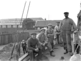 Text vid fotografi: Båtbyggare Viktor Olsson, Tullare Nyström. På däck TobiasOskar, Rickard, KlaresGustav, BengtAgusta  o Johan.   KP. Gustav Fu David R. Samma gäng 