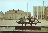 Stig Blombergs fontänskulptur Salami och Zulamith i brons kunde placeras på torget 1965 genom en donation av Anna Tjäderberg.