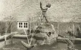 Laxbrunnen eller Lax-Kalle.  Bernhard Anderssons Laxarna hoppar 1938. Gåva av trädgårdsmästare C. Eskilsson och Småfåglarnas vänner. (A.S.).