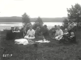 Vid Ljungsjön. Fr.v. Fridolf P, Tekla E, Frida E, Selma P, Hanna E, Sten E, okänd, Per P, Amy E, Greta P, okänd, Maja P o Karin P.  A Fridolf Persson var lärare i Årstad 1904-1912, Fritsla 1912-1920, Släp 1921-27 och Skrea 1927-41. Enl. sonen Einar Persson.