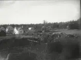 Bilden visar när grunden till Fridolf Perssons bostadshus är grävd.  A Fridolf Persson var lärare i Årstad 1904-1912, Fritsla 1912-1920, Släp 1921-27 och Skrea 1927-41. Enl. sonen Einar Persson.