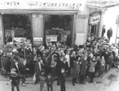 Popgruppen Hep Stars besöker Foto Flamingo och signerar skivor i affären, på bild 2 syns Janne Frisk.