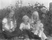 Fr.v. PERSSON Karin, Pelle, Greta, Britta.  A Fridolf Persson var lärare i Årstad 1904-1912, Fritsla 1912-1920, Släp 1921-27 och Skrea 1927-41. Enl. sonen Einar Persson.