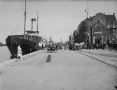 A Fridolf Persson hade sitt föräldrarhem i Attarp Ljungby. A Fridolf Persson var lärare i Årstad 1904-1912, Fritsla 1912-1920, Släp 1921-27 och Skrea 1927-41. Enl. sonen Einar Persson.