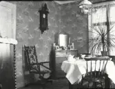 Fridolfs hyresrum i Årstad, gungstolen en present från eleverna.