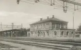Stationen är byggd 1886, renoverad 1937 då alla onödiga 
