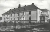 Byggnaden vid Halmstadvägen var epidemisjukhus 1925-1931. Turberkulossjukstuga för barn 1933-1950, sjukhem för långvarigt sjuka sedan 1951.  (Fbg staden som hembygd)