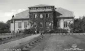 Villa Terra bygdes 1923-24 av advokat Jacobsson. Namnet kommer från att väggarna har isolering av stampad jord. Fastigheten har används till olika verksamheter, under 1950-talet som semesterhem till SLKF(nuvarande centerkvinnorna), omkring 1970 som ungdomsgård, nu har Baptistkyrkan fastigheten, sammanbyggd med Tullbrokyrkan.