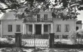 Villa Terra bygdes 1923-24 av advokat Jacobsson. Namnet kommer från att väggarna har isolering av stampad jord. Fastigheten har används till olika verksamheter, under 1950-talet som semesterhem till SLKF, omkring 1970 som ungdomsgård, nu äger Baptistkyrkan fastighetensom är sammanbyggd med Tullbrokyrkan.