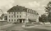 Grand Hotel byggdes 1930 av Falkenbergs Hotell- och Restaurantaktiebolag efter ritningar av arkitekt Ernst Torulf.
