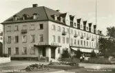 Grand Hotel byggdes 1930 av Falkenbergs Hotell- och Restaurantaktiebolag efter ritningar av arkitekt Ernst Torulf.