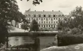 Grand Hotel byggdes 1930 av Falkenbergs Hotell- och Restaurantaktiebolag efter ritningar av arkitekt Ernst Torulf.