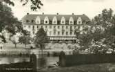 Grand Hotel byggdes 1930 av Falkenbergs Hotell- och Restaurantaktiebolag efter ritningar av arkitekt Ernst Torulf.