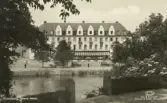 Grand Hotel byggdes 1930 av Falkenbergs Hotell- och Restaurantaktiebolag efter ritningar av arkitekt Ernst Torulf.