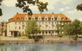 Grand Hotel byggdes 1930 av Falkenbergs Hotell- och Restaurantaktiebolag efter ritningar av arkitekt Ernst Torulf.
