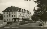 Grand Hotel byggdes 1930 av Falkenbergs Hotell- och Restaurantaktiebolag efter ritningar av arkitekt Ernst Torulf.