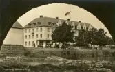 Grand Hotel byggdes 1930 av Falkenbergs Hotell- och Restaurantaktiebolag efter ritningar av arkitekt Ernst Torulf.