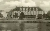 Grand Hotel byggdes 1930 av Falkenbergs Hotell- och Restaurantaktiebolag efter ritningar av arkitekt Ernst Torulf.