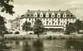 Grand Hotel byggdes 1930 av Falkenbergs Hotell- och Restaurantaktiebolag efter ritningar av arkitekt Ernst Torulf.