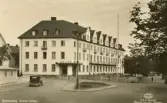 Grand Hotel byggdes 1930 av Falkenbergs Hotell- och Restaurantaktiebolag efter ritningar av arkitekt Ernst Torulf.