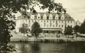 Grand Hotel byggdes 1930 av Falkenbergs Hotell- och Restaurantaktiebolag efter ritningar av arkitekt Ernst Torulf.