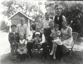 Fr.v. Einar, Bo, Inga-Lisa, Carl Ekström med Kalle, Stig, Märta, Britta, Fridolf o Maria.  A Fridolf Persson var lärare i Årstad 1904-1912, Fritsla 1912-1920, Släp 1921-27 och Skrea 1927-41. Enl. sonen Einar Persson.