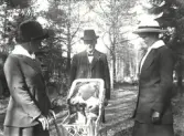 Greta i barnvagnen och Fridolf bakom.  A Fridolf Persson var lärare i Årstad 1904-1912, Fritsla 1912-1920, Släp 1921-27 och Skrea 1927-41. Enl. sonen Einar Persson.