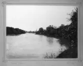 Kv. Gästgivaregården mm. sett från Ätrans nordvästra strand