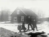 A Fridolf Persson var lärare i Årstad 1904-1912, Fritsla 1912-1920, Släp 1921-27 och Skrea 1927-41. Enl. sonen Einar Persson.