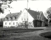 A Fridolf Persson var lärare i Årstad 1904-1912, Fritsla 1912-1920, Släp 1921-27 och Skrea 1927-41. Enl. sonen Einar Persson.