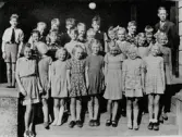 Klass3  Ernst Larsson med sina elever.  STENBERG Håkan, borås, PEDERSEN Leif  SVENSSON Karl-Gösta, HOLMDAHL Tore son till lasarettsläkare Holmdahl, NILSSON John-Erik  KJELLSSON Kjell-Rune, Halmstad, LINDQVIST Erik, JOHANSSON Jan-Olof, JOHANSSON Jan-Erik, ELIASSON Lennart,  NILSSON Ove,  BERNTSSON Sven-Bertil,  SKOGH Bertil,  ANDERSSON Britt gift Kilv, Varberg, LIND Kerstin g Dahlbring, KULLGREN Ulla g Hellman, OHLSSON Gunvor g Bengtsson, Vinberg,  PETTERSSON Gunn g Jacobsson,  ERLANDSSON Ella g Carlsson  HENDRIKSSON Ingrid g Svensson, ÖHMAN Britta g Nanne, Malmö, JOHANSSON Greta g Larsson, Vinberg,  BENGTSSON Ann-Beath g Eichler, Malmö, NILSSON Margit