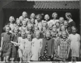 Klass 3  Läraren Signe Arnell med sina elever.