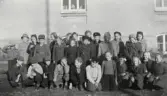 Bilden (bild 1)tagen på Möllevägsskolan gård. Klass 3b.  Sittande fr.v. KARLSSON Nils,BENGTSSON Tore, KARLSSON Sven-Erk, LINDBOM Uno,  HELLGREN Leif, LIJERT Jan, WALLMAN Bengt-Åke, HULTIN Birgitta, ANDRÉN Gunilla,  ERIKSSON Monika, ANDERBERG Gunnel.  Stående: ANTONSSON Rodny, LIND Gunnel,  NYSTRÖM Gunnel, SVENSSON Sven-Olof,  KARLSSON Gunhild, ERIKSSON Maj-Britt,  MELIN Anna-Siv, ANDERSSON Kerstin,  LORENTSSON Birgitta, SVENSSON Gunni,  FRANSSON Solveig,S Monika (gick en kort tid i klassen), ANDERSSON Sonja, ANDERSSON Ulla-Britt, PEDERSEN Margot och BERGQVIST Anna-Karin ( gick en kort tid i klassen).