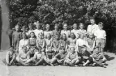 Bilden tagen på Möllevägsskolan gård. Klass 3b.  Sittande fr.v. BENGTSSON Tore, LILJERT Jan,  KARLSON Nils, WALLMAN Bengt-Åke,  ANTONSSON Rodny, KARLSSON Sven-Erik,  SVENSSON Sven-Olof,LINDBOM Uno.  Nästa rad: SVENSSON Gunni,BERGQVIST Anna-Karin, ERIKSSON Monika, PEDERSÉN Margot, ANDERSSON Kerstin, ERIKSSON Maj-Britt, ANDERSSON Ulla-Britt, ANDERBERG Gunnel ANDERSSON Sonja.  Stående: JOHANSSON Lilly, HULTIN Birgitta,  KARLSSON Gunhild,FRANSSON Solveig,  NYSTRÖM Gunnel, LORENTZON Birgitta,  LIND Gunnel, MELIN Anna-Siv, ANDRÉN Gunilla  PERSSON-SJÖGREN Marianne, HELLGREN Leif.