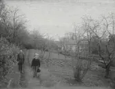 A Fridolf Persson hade sitt föräldrarhem i Attarp Ljungby. A Fridolf Persson var lärare i Årstad 1904-1912, Fritsla 1912-1920, Släp 1921-27 och Skrea 1927-41. Enl. sonen Einar Persson.