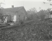 Lärarens bostad var belägen i denna del av huset.  A Fridolf Persson var lärare i Årstad 1904-1912, Fritsla 1912-1920, Släp 1921-27 och Skrea 1927-41. Enl. sonen Einar Persson.