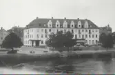 Grand Hotel byggdes 1930 av Falkenbergs Hotell- och Restaurantaktiebolag efter ritningar av arkitekt Ernst Torulf.