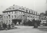 Grand Hotel byggdes 1930 av Falkenbergs Hotell- och Restaurantaktiebolag efter ritningar av arkitekt Ernst Torulf.